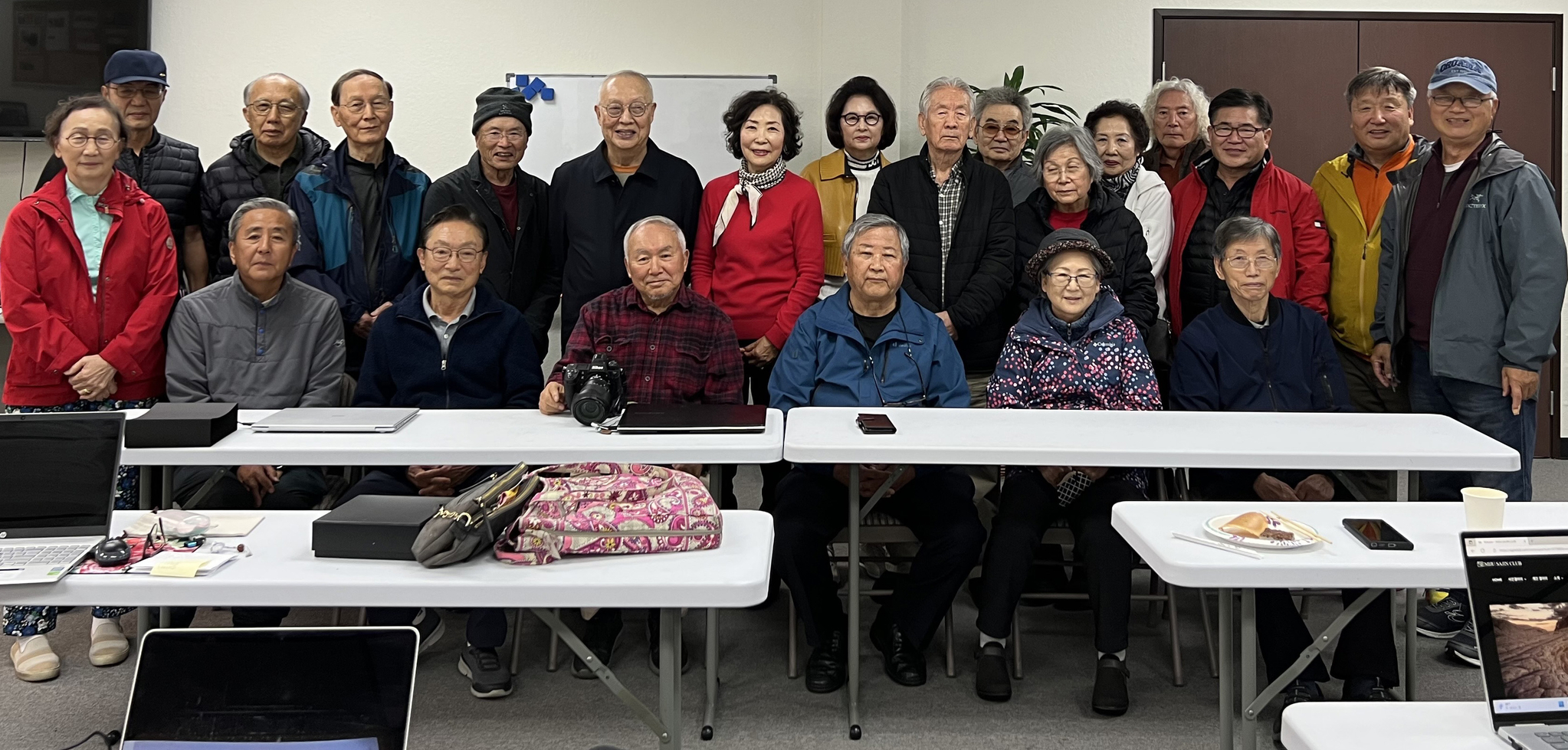 올해로 11주년을 맞은 미주사진클럽이 회원을 모집하고 있다. 사진은 최근 가정상담소에 모인 회원들의 모습. [사진클럽 제공] 