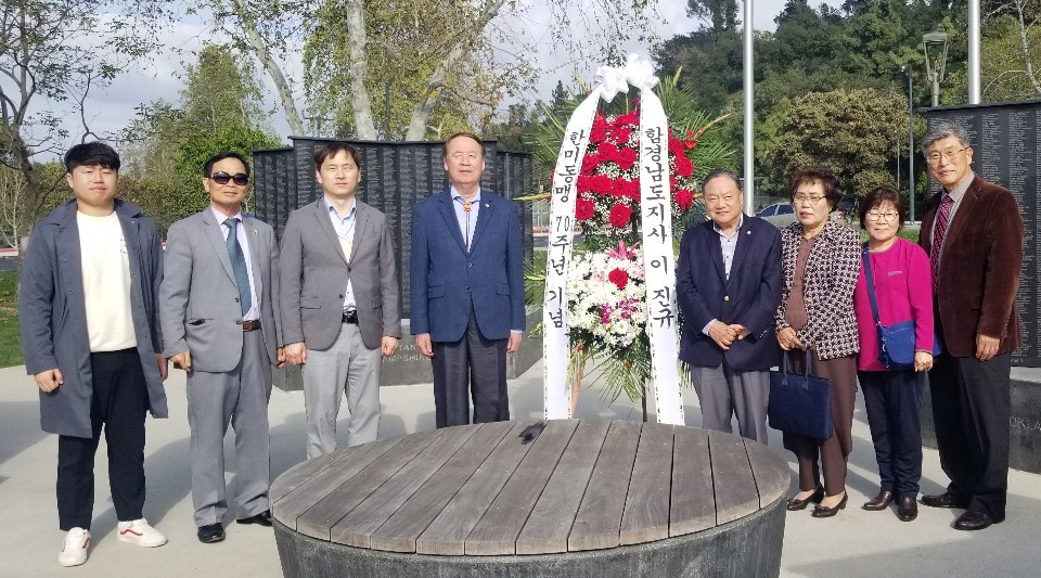 한국의 이북5도위원회 임원들이 지난 16일 풀러턴 힐크레스트 공원 내 OC 한국전 참전 미군 용사 기념비를 방문해 헌화하고 참배했다. 맨 왼쪽부터 김승주 이북5도위원회 과장, 남가주 함경남도도민회 조명국 회장, 배이철 국장, 이진규 이북5도위원회 함경남도 지사, 박동우 참전용사기념비위원회 위원, 이순희 남가주이북5도민연합회 부회장, 강용철 평안북도도민회장 부부. [참전용사기념비위원회 제공]