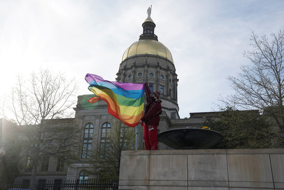 지난 3월 20일 LGBTQ 지지 단체가 조지아 주청사 앞에서 미성년 트랜스젠더 치료 금지법에 대해 시위하며 성 소수자 운동을 상징하는 무지개 깃발을 들었다. [출처 로이터]