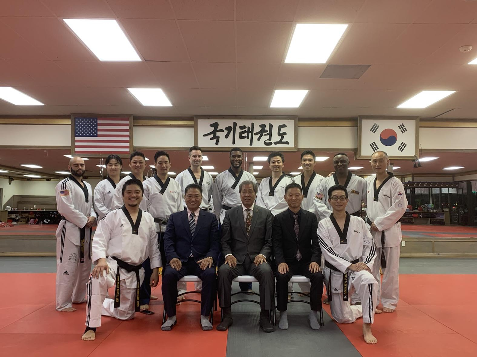 뉴욕대한태권도협회(회장 권오남)이 오는 6월 23일 뉴욕에서 개최될 예정인 전미주한인체육대회(전미체전) 준비에 만전을 기울이고 있다. 22일 협회는 성공적인 대회 개최를 위해 박연환 고문 등과 뉴욕 선수단 선발대회 일정, 합숙 훈련계획 등에 논의했다. [뉴욕대한태권도협회] 