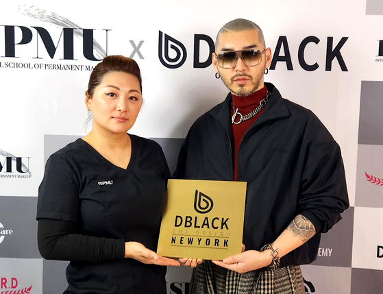 뉴욕주에서 정식 인가를 받은 국제 반영구 뷰티스쿨 ISPMU(대표 돈나 차.왼쪽)와 한국의 블랙아카데미(대표 디 크리스.오른쪽)는 뉴욕에서 공동으로 두피 문신 전문교육을 실시하기로 했다.  [사진 ISPMU]