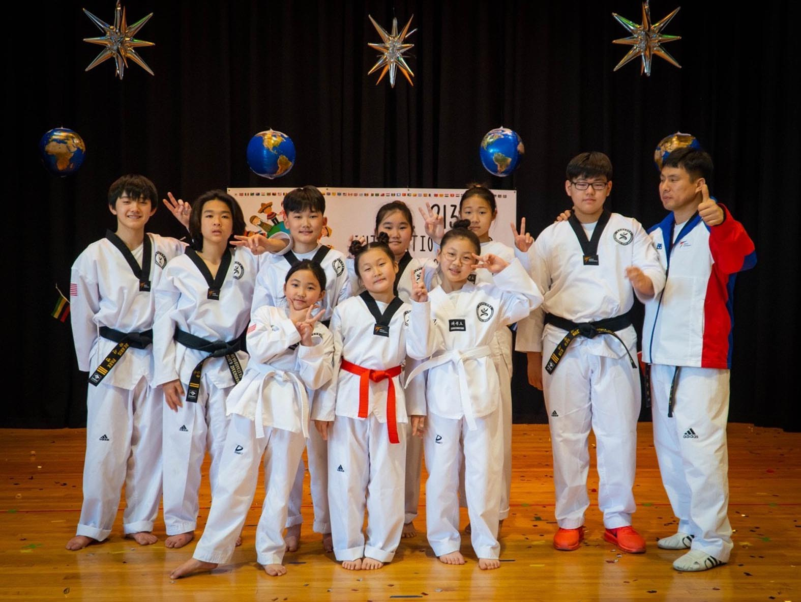 퀸즈 베이사이드 PS213 초등학교가 지난 22일 인터내셔널 페어를 개최하고 각국의 전통문화를 알리는 시간을 가졌다. 이날 한인 학생 9명은 김문혁(오른쪽) 사범의 지도하에 태권도 시범을 선보였다. [PS213 초등학교]