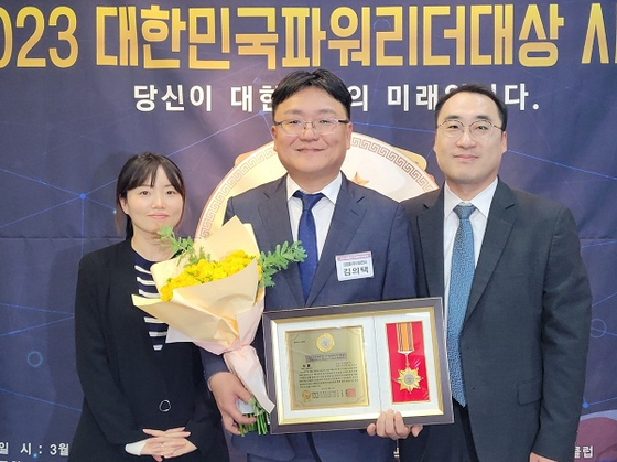 [왼쪽부터 으뜸 벌률사무소 이은혜 변호사, 김의택 대표변호사(수상자), 이석우 변호사]