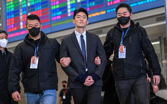 전두환 전 대통령 일가에 대한 폭로성 발언을 해온 손자 전우원(가운데)씨가 28일(한국 시간) 오전 인천국제공항에 입국한 뒤 마약 투약 혐의로 체포돼 서울경찰청 마약범죄수사대로 압송되고 있다.  [연합]