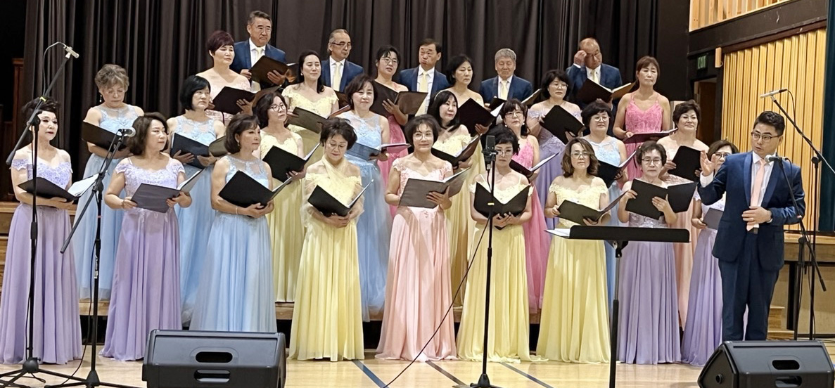 4년여 만에 정기 공연을 가진 브라비 합창단 단원들이 갈고 닦은 화음을 선보이고 있다.［합창단 제공］