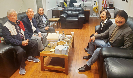 OC한미노인회 김가등 회장은 28일 가든그로브의 노인회관에서 자문위원들과 만나 노인회 현안을 설명하는 한편, 자문을 구했다. 자문위원들은 최근 김 회장 대상으로 일고 있는 퇴진 촉구 움직임에 우려를 드러내고 김 회장을 격려했다. 맨 왼쪽부터 박진방 자문위원, 김가등 회장, 박동우, 이영희, 타이거 양 자문위원. ［노인회 제공］