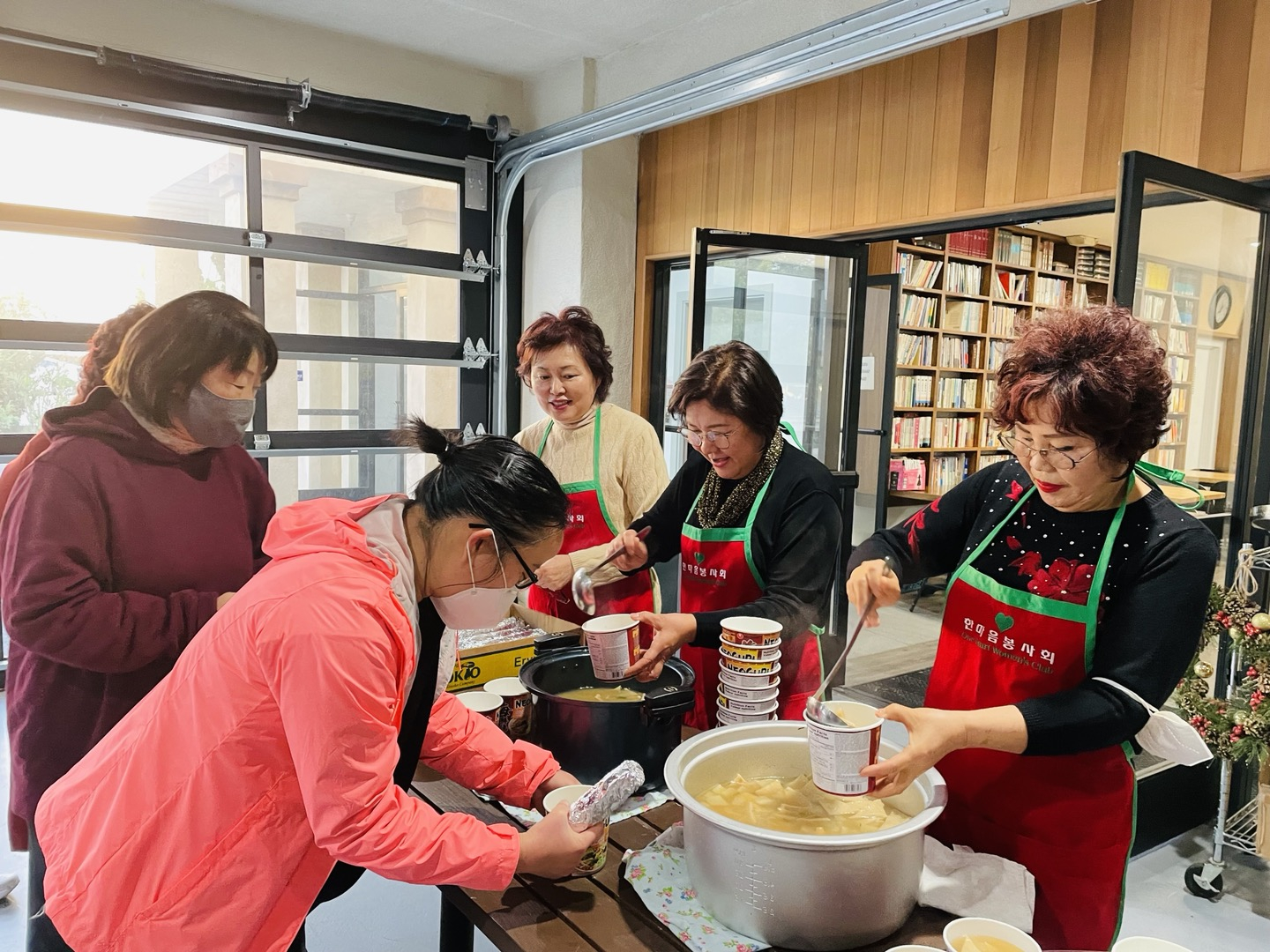 한마음봉사회(회장 박미애) 회원들은 지난 23일 산타페스프링스의 남가주밀알선교단을 방문, 목요 예배를 함께 보고 준비해 간 김밥과 오뎅국으로 점심을 제공했다. 박미애(맨 오른쪽에서 2번째) 회장과 회원들이 배식하고 있다. ［한마음봉사회 제공］