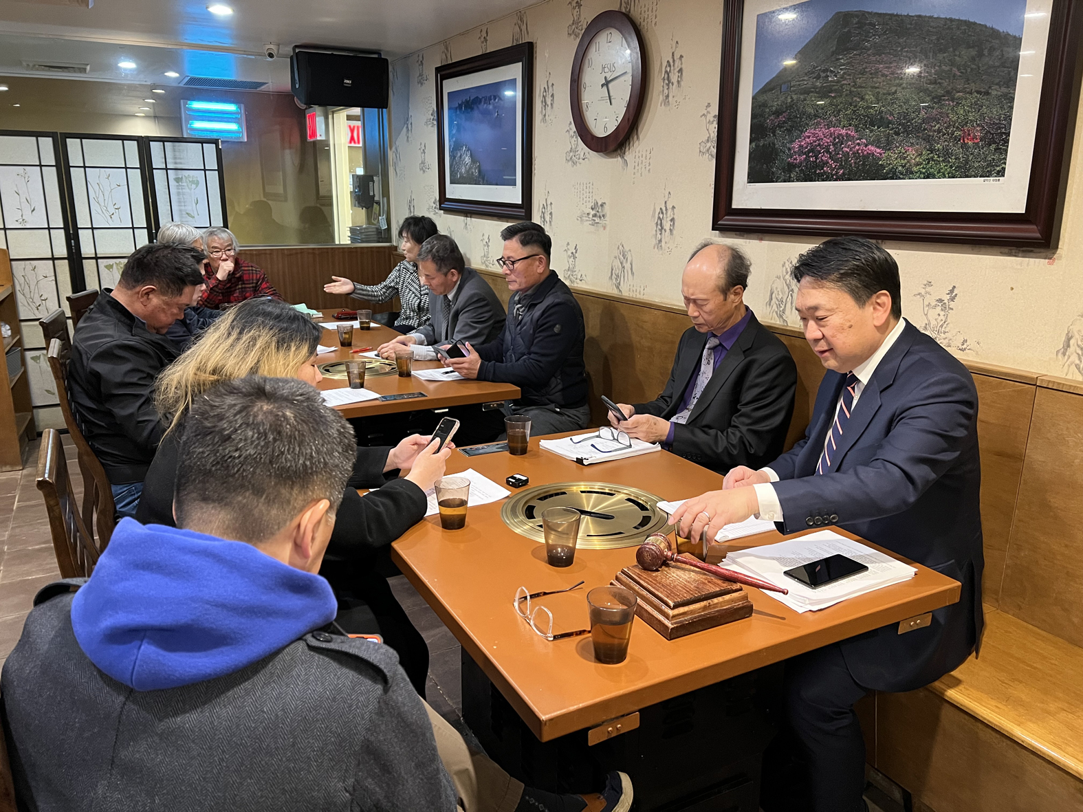 뉴욕한인회는 지난달 30일 플러싱 함지박 식당에서 이사회를 개최하고, 제37대 뉴욕한인회 임기가 종료되는 4월말 이후에도 이사회는 존속하며 이사회가 뉴욕한인회를 관리해야 한다고 밝혔다. [사진 뉴욕한인회]