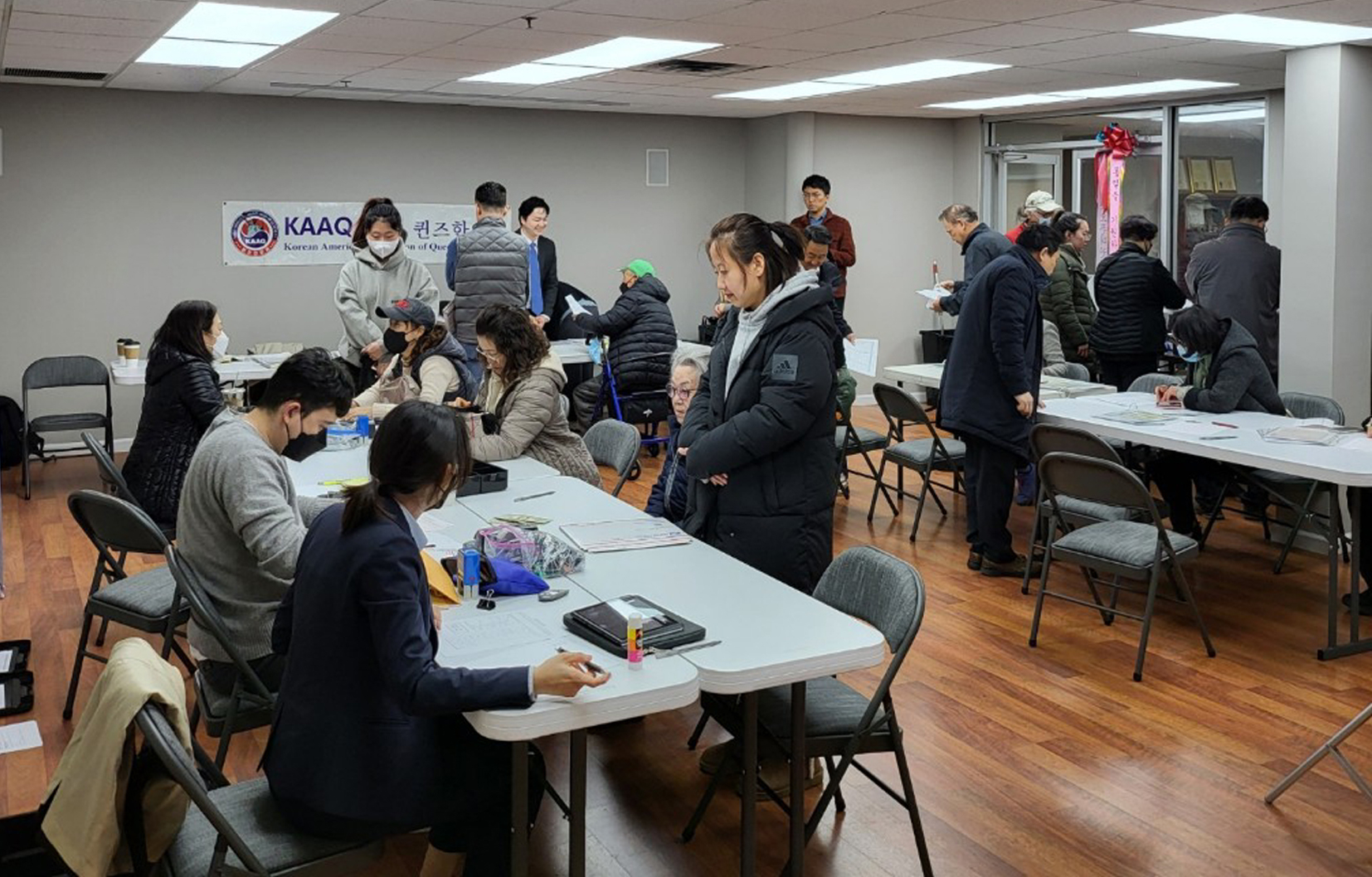 퀸즈한인회가 뉴욕총영사관과 함께 지난달 31일 실시한 순회영사서비스에는 맨해튼 총영사관을 방문하기 어려운 퀸즈 거주 한인들의 관심 속에 성황리에 열렸다. [사진 퀸즈한인회] 