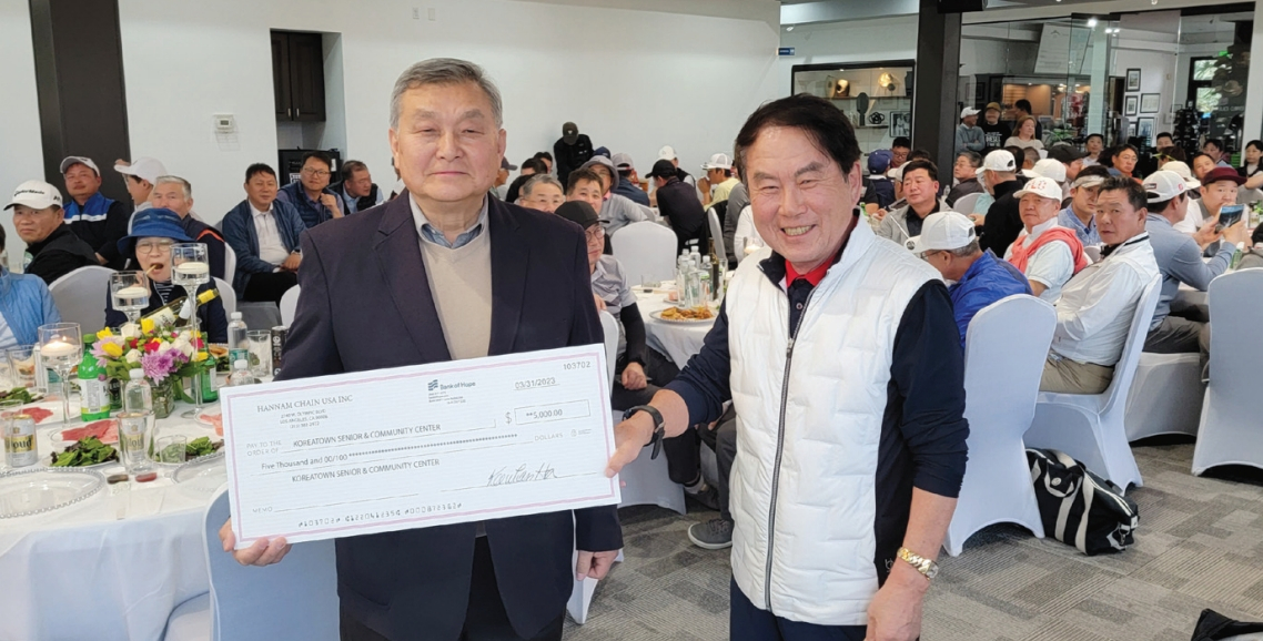 한남체인(회장 하기환)이 지난 3월 31일 인디오 테라라고 골프클럽에서 36개 팀, 156명이 참가한 골프대회의 수익금 5000달러를 한인타운 시니어&커뮤니티 센터(이사장 정문섭, 이하 시니어센터)에 전달했다. 이날 하기환 한남체인 회장(오른쪽)은 박관일 시니어센터 사무국장에게 새 학기 활성화 기금으로 사용해 달라며 수익금을 전달했다. [시니어센터 제공]