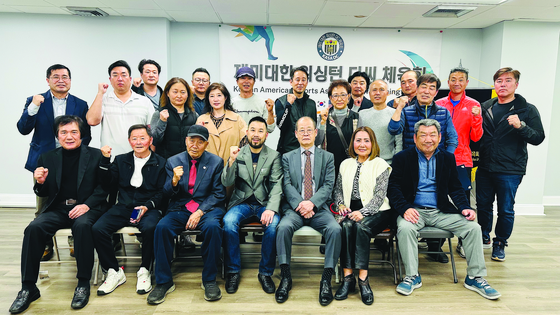 참석자들의 대회의 성공과 선수단의 각오를 '화이팅'으로 외치고 있다. [사진=체육회 제공]