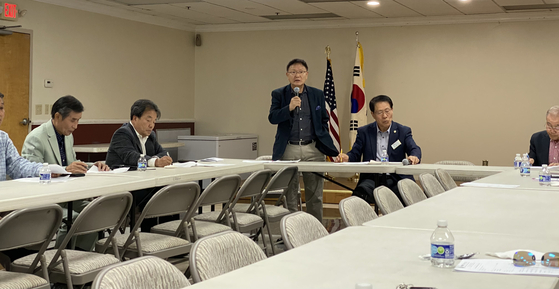이홍기 회장이 이사회에서 발언하고 있다.