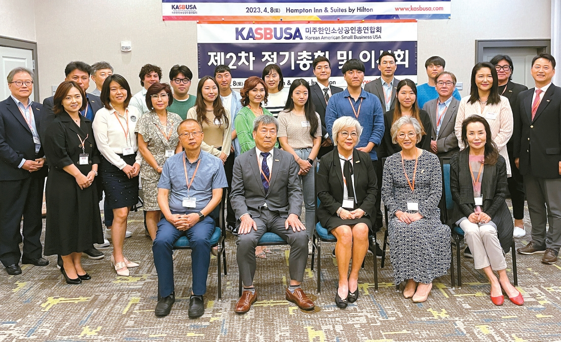 미주한인소상공인총연합회(회장 장마리아)가 지난 8일 올랜도 햄튼인 호텔에서 정기총회 및 멘토링 콘퍼런스를 열었다. 이날 임원과 이사 등 30여 명이 참석한 가운데 이사회와 정기총회가 개최됐으며, 2대 임원 발표 및 임명장도 수여됐다. 장 회장은 “2021년 전국 12개 지부로 출범한 소상공총연이 지난 2년간 많이 성장했다. 앞으로 소상공인의 성장을 위한 구심점 역할을 할 것”이라고 포부를 밝혔다.  [한인소상공총연 제공]