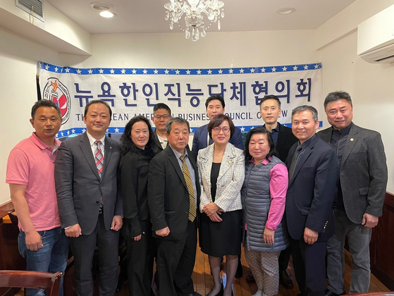 모니카 박 뉴욕한인직능단체협의회 의장(앞줄 오른쪽 네 번째) 등 직능협 관계자들이 11일 베이사이드 거성 식당에서 임시총회를 열고 기념촬영을 하고 있다. [사진 뉴욕한인직능단체협의회]