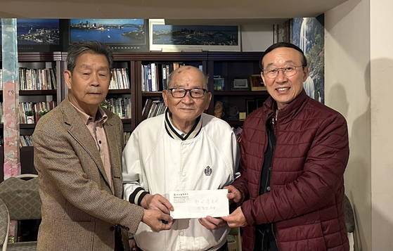  미주한인노숙인 비영리단체 더나눔하우스 대표 박성원 목사(오른쪽)와 최재복 이사장(왼쪽)은 18일 한미충효회 임형빈 회장에게 3000달러를 전달했다. 한미충효회는 가정에 좋은 모범이 되는 효자·효녀·효부 시상식과 효행 장학금 전달식 및 경로잔치를 오는 5월 6일 개최한다. [더나눔하우스]