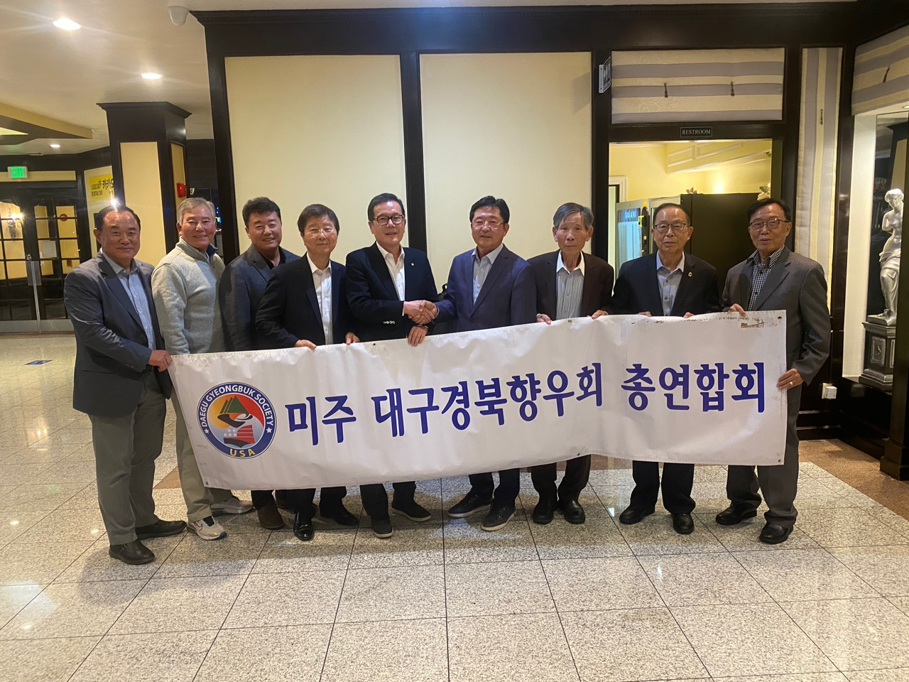 18일 임원회의를 마친 뒤 조현목(왼쪽부터) 이사, 이광수 이사, 김재석 수석부회장, 안영대 고문, 단 리 신임회장, 정영동 현 회장, 윤중희 10대 회장, 김재권 이사장, 한광성 고문이 기념사진을 찍고 있다. [미주 대구·경북향우회 총연합회 제공] 