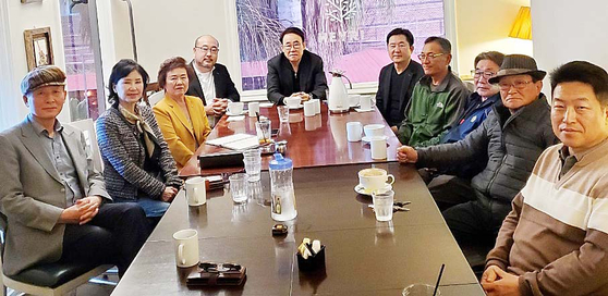 13일 남가주 각 지역 향우회 회장들이 연합회 창립 발기인 모임을 열고 있다. [미주향우회총연합회(가칭) 제공]