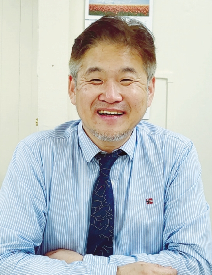샌디에이고 소망교회를 방문한 '브링업' 사단법인의 신승철 선교사가 선교 플랫폼 활동에 대해 설명하고 있다.