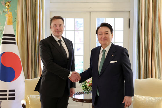 윤석열 대통령이 26일 블레어하우스에서 일론 머스크 테슬라 CEO와 악수하고 있다.  [로이터]