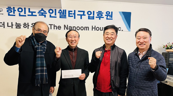 프라미스교회(담임 허연행 목사)는 지난 19일 미주한인노숙인셸터 비영리기관 더나눔하우스(대표 박성원 목사)를 방문해 셸터 구입 후원금 2000달러를 전달했다. 오른쪽부터 프라미스교회 박우신 목사, 강철웅 장로, 더나눔하우스 박성원 목사, 박희식 장로. [더나눔하우스]