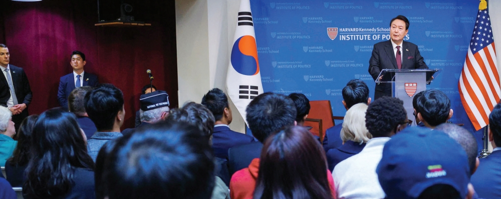 미국을 국빈 방문 중인 윤석열(연단) 대통령이 28일 매사추세츠주 케임브리지 소재 하버드대 케네디스쿨에서 ‘자유를 향한 새로운 여정’을 주제로 연설하고 있다. 윤 대통령은 이날 보스턴에서 ‘한미 클러스터 라운드 테이블’을 주재하고 양국 간 첨단산업 클러스터 협력 방안 등도 논의했다. 매사추세츠 공과대학(MIT)에선 디지털 바이오 분야 석학들과 대담했다.  [로이터] 〉〉 관계기사 한국판
