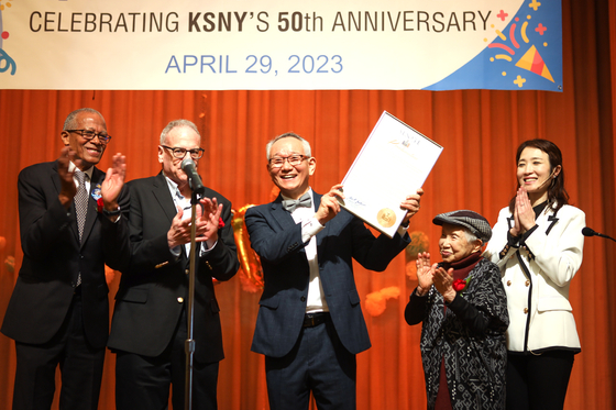 뉴욕한국학교(교장 박종권)는 개교 50주년(5월 5일)을 맞아 지난달 29일 대강당에서 김의환 뉴욕총영사와 로버트 잭슨 뉴욕주상원의원 등 내빈들이 참석한 가운데 기념식을 개최했다.이날 잭슨 의원은 ‘뉴욕한국학교의 날’을 선포하고 선포문을 박종권 교장에게 전달했고, 특별히 허병렬 설립자 겸 초대회장이 97세의 나이로 참석해 참석자들로부터 기립박수를 받았다. [뉴욕한국학교]