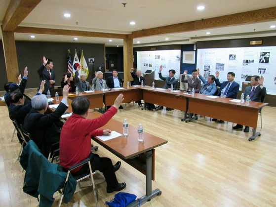 1일 뉴욕한인회 역대회장단협의회가 주축이 돼 출범한 ‘뉴욕한인회 비상대책위원회’가 맨해튼 뉴욕한인회관에서 모임을 갖고, 비대위 조직과 향후 일정에 대해 논의하고 있다. [사진 뉴욕한인회 비상대책위원회]