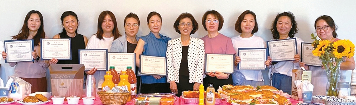 남가주 리버사이드 한국학교는 2023년 4월 29일 토요일 오전 9시에 리버사이드 침례교회 1층 카페테리아에서 2022-23학년도 학부모회 임원진과 반 대표 학부모를 모시고 지난 1년간의 감사의 마음을 전하는 조찬 모임을 열었다. 올해 개교 39주년을 맞은 남가주 리버사이드 한국학교는 13일 졸업식 및 종업식을 열 예정이다.  [리버사이드한국학교 제공] 