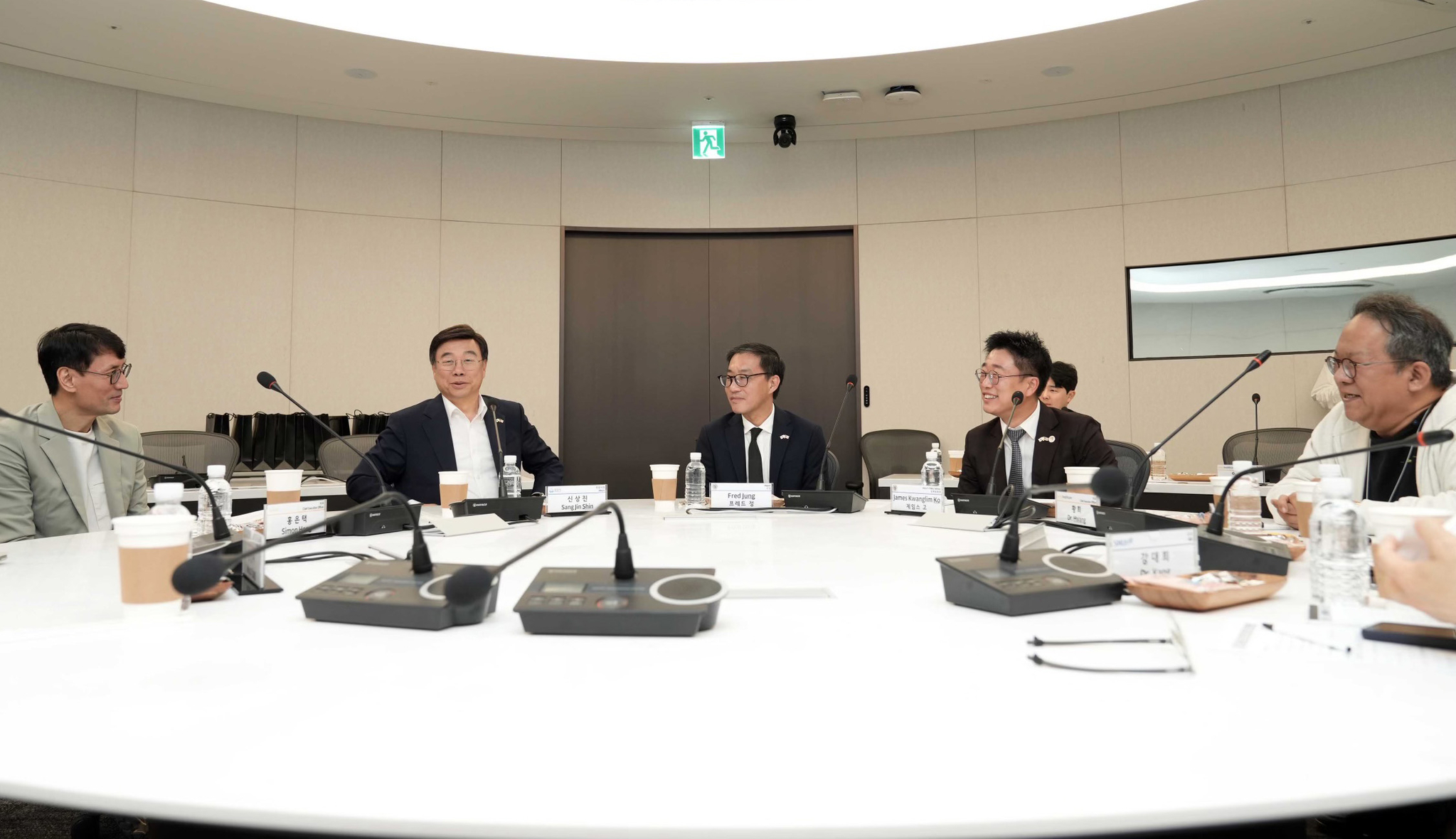 홍은택(맨 왼쪽부터) 카카오 대표, 신상진 성남시장, 프레드 정 풀러턴 시장, 제임스 고 정 시장 보좌관, 황희 카카오헬스케어 대표가 디지털헬스케어 사업 협력 방안을 논의하고 있다. [성남 시 제공] 