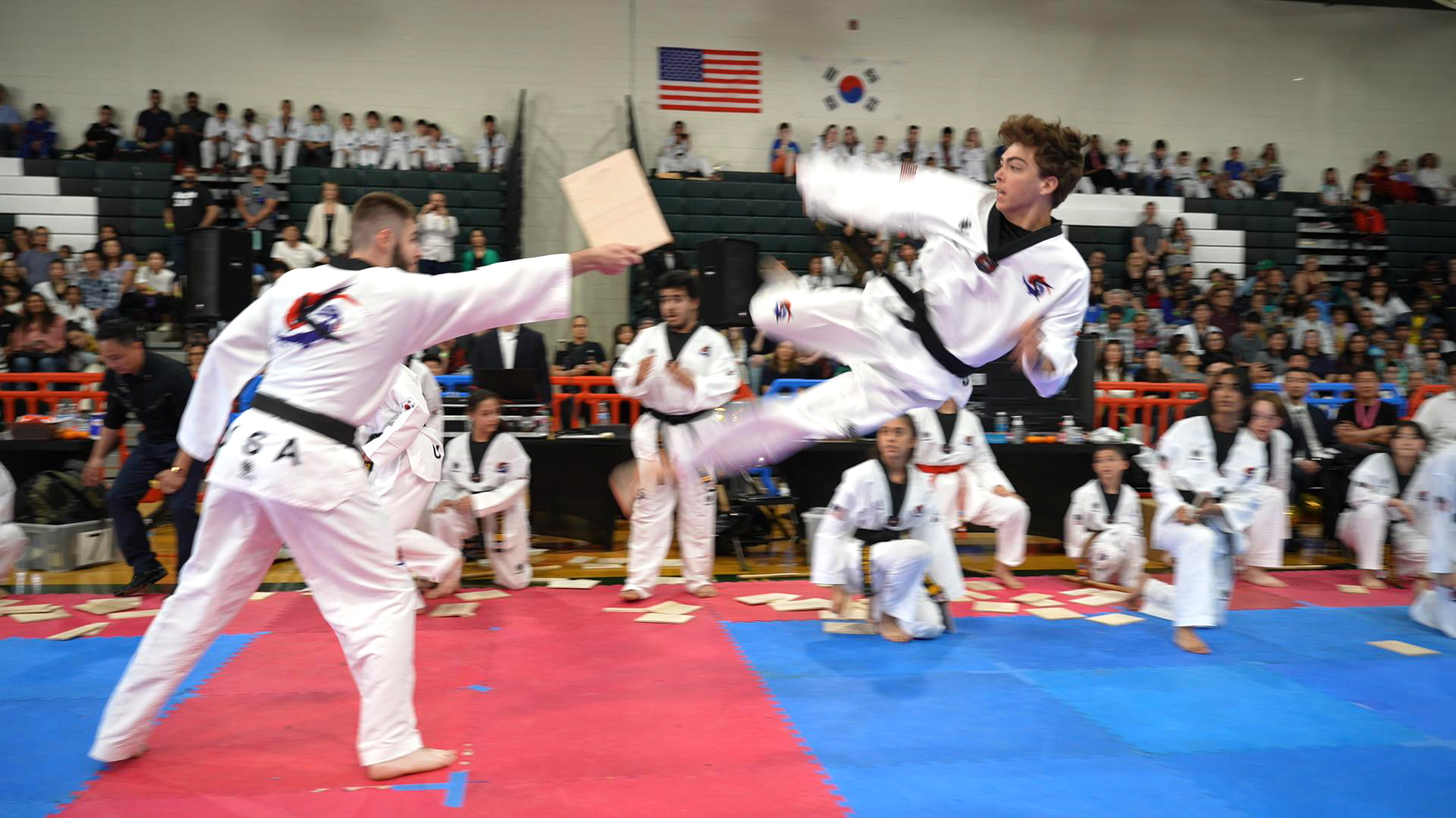 KTL 협회가 7일 뉴저지주 배스킹리지 리지 하이스쿨에서 개최한 '2023 US 태권도 챔피언십' 대회에서 한 블랙벨트 유단자가 공중 송판 격파 시범을 펼치고 있다. 이날 행사에는 7개주와 캐나다/한국 등에서 700명의 태권도인들이 참가했다. [사진 KTL 협회] 
