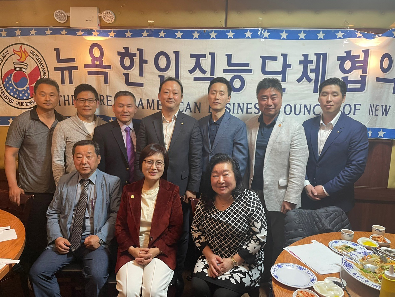 모니카 박(앞줄 가운데) 의장 등 뉴욕한인직능단체협의회 관계자들이 9일 베이사이드 거성 식당에서 5월 월례회를 연 뒤 기념촬영을 하고 있다. [사진 뉴욕한인직능단체협의회]