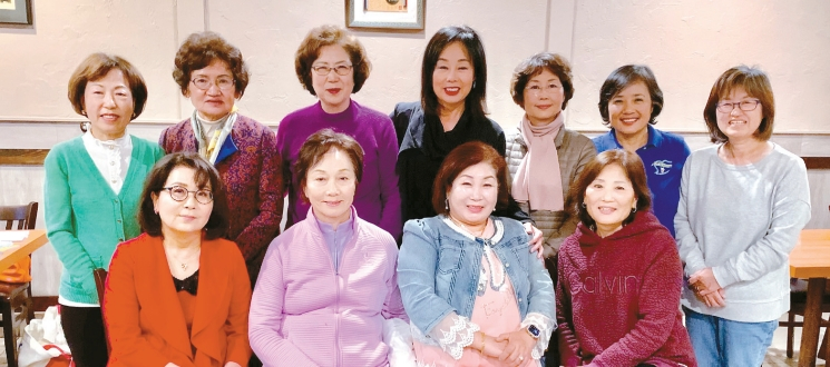 글로벌 어린이재단 샌디에이고 지부(GCF-SD)는 지난 5일 대장금에서 5월 월례회를 갖고 하반기 사업 계획에 대해 서로 의견을 나눴다. 이 자리에서 회원들은 오는 7월 뉴저지에서 열리는 총회참석 건과 8월7일 갖기로 한 자선골프대회 그리고 9월 개최 예정인 '가을 자선 음악회'에 대해 논의하는 한편 모든 이벤트의 성공적 진행을 위해 만전을 기하기로 했다. 사진은 월례회 후 참석 회원들이 기념촬영을 하고 있다. 앞줄 오른쪽에서 두 번째가 한유미 회장.  [GCF-SD 제공]