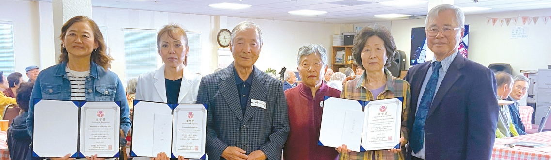 지난 8일 시니어센터 주최로 열린 어버이날 행사에서 효행상을 받은 수상자들. 왼쪽부터 임미경씨, 김제니씨, 독지가 한수택, 한가경씨 부부, 윤해순씨(크리스티나 윤 대신수상), 한청일 시니어센터 회장. [시니어센터 제공] 
