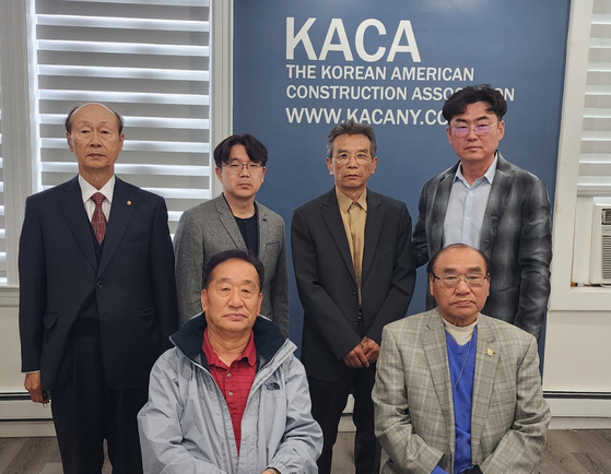 한인건설협회의 박희식(앞줄 오른쪽부터 시계 방향), 이강연, 민경원, 서영교, 유경석, 권치욱 전 회장은 지난 5일 협회 사무실에서 회합을 갖고 통합을 발표했다. [사진 한인건설협회]