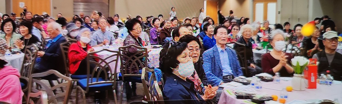 지난 13일 아리랑문화예술협회가 풀러턴 커뮤니티 센터에서 개최한 효 잔치 참석자들이 공연을 즐기고 있다. [예술협 제공]