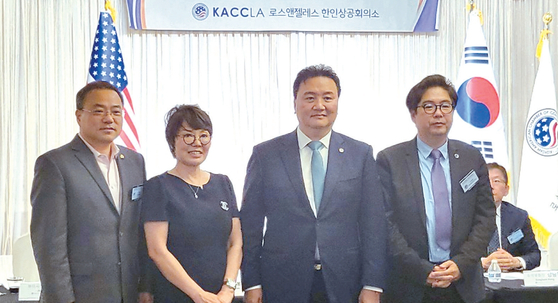 지난 16일 열린 LA한인상공회의소 정기이사회에서 공식 인준된 47대 회장단. 왼쪽부터 김재항, 김지나 부회장, 김봉현 회장, 김경현 수석부회장. [LA상의 제공]