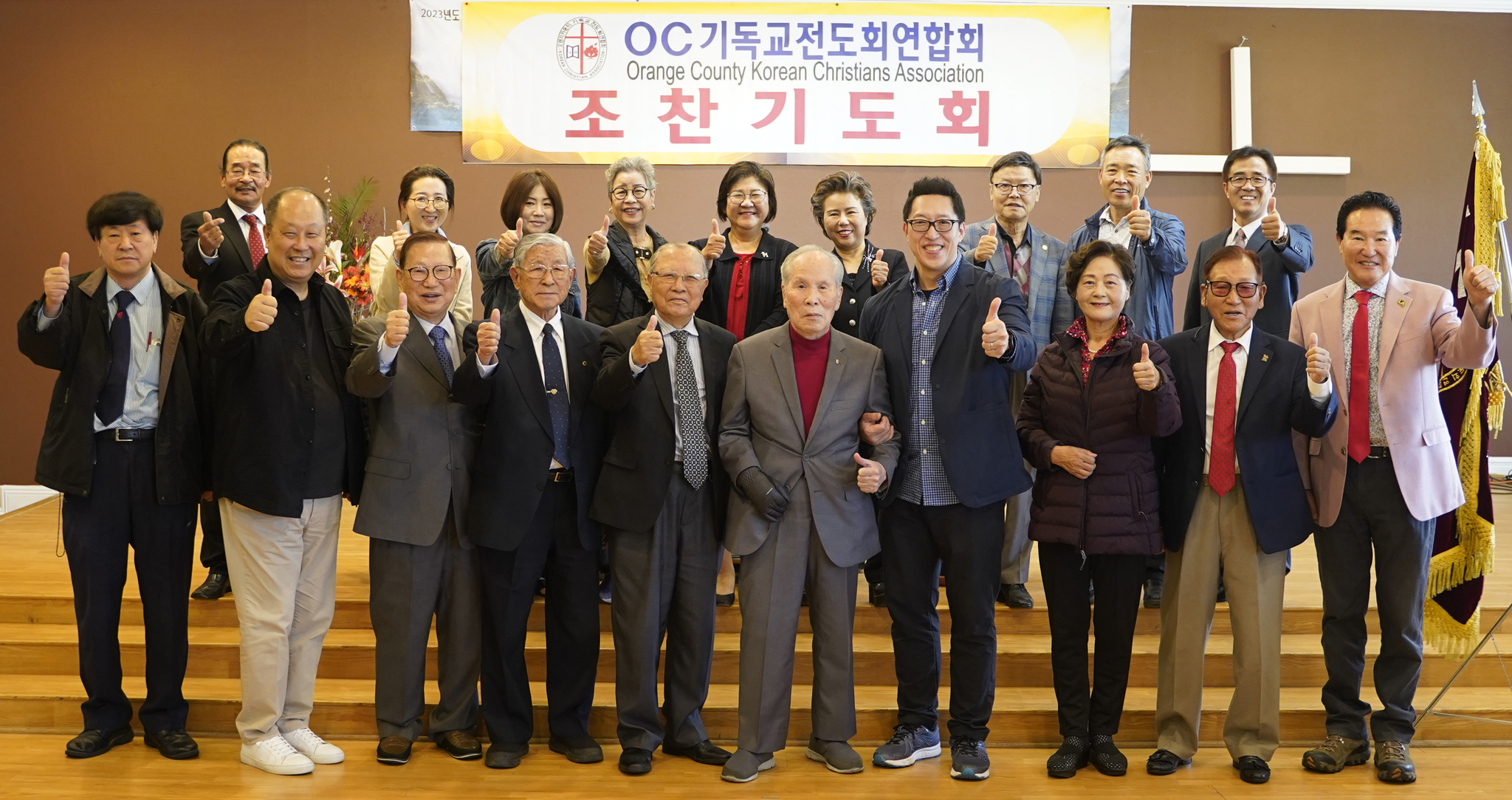 OC기독교전도회연합회가 5월 조찬기도회에서 오는 11월 교회연합 성가합창제 개최 계획을 밝혔다. 신용(뒷줄 맨 오른쪽) 연합회 회장, 강사로 참석한 정주호(앞줄 오른쪽에서 4번째) 스타트레인 대표를 비롯한 기도회 참석자들이 함께 자리했다. ［연합회 제공］                