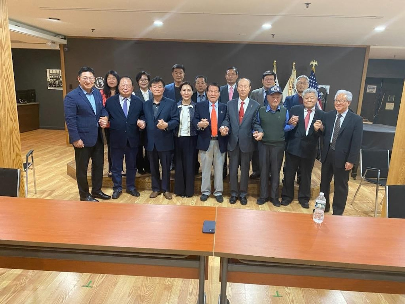 18일 맨해튼 뉴욕한인회관에서 변종덕(앞줄 가운데) 뉴욕한인회 비상대책위원장, 김민선(앞줄 왼쪽 네 번째) 전 뉴욕한인회장, 민경원(앞줄 오른쪽 네 번째) 정상위 선관위원장 등이 모여 충돌없이 선거를 치르겠다는 입장을 밝히고 있다. [사진 뉴욕한인회 비상대책위원회]