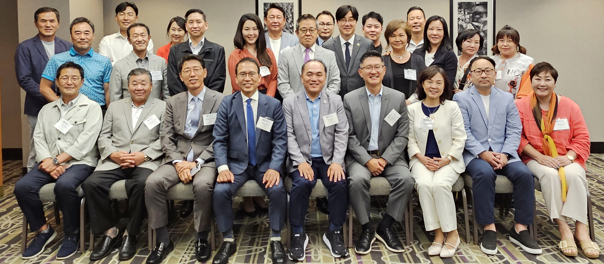 OC한인상공회의소(회장 노상일)는 지난 15일 라팔마의 라퀸타 호텔에서 5월 정기 이사회를 갖고 노상일 회장과 짐 구 이사장이 청와대 초청으로 '대한민국 중소기업인대회'에 참가하기 위해 오는 23일 방한 길에 오른다고 밝혔다. 또 이인호 유니티글로벌보험 대표를 신임 이사로 인준했다. 이사회 참석자들이 한자리에 모였다. ［상의 제공］ 