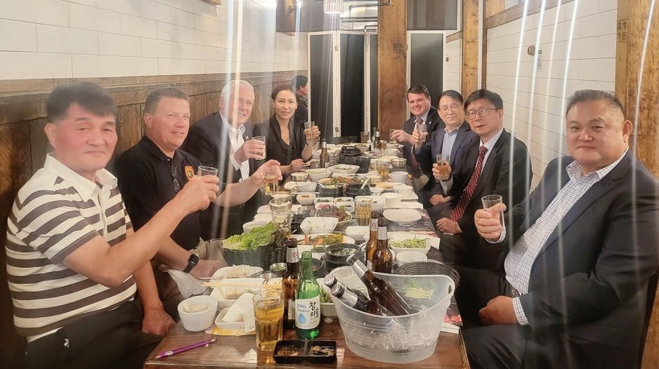 김의환 주뉴욕총영사는 17일 김민선 나소카운티 인권국 커미셔너 주선으로 브루스 블레이크먼 나소카운티장 등과 칠성가든 식당에서 만남을 가졌다. 김 총영사는 직접 테이블에서 숯불갈비를 구우면서 안전성에 대해 설명했고, 블레이크먼 카운티장은 오이스터베이에 오픈을 타진하고 있는 대형 BBQ한식당을 조속히 허가할 수 있도록 카운티 차원에서 협조하겠다고 약속했다.  [롱아일랜드컨서바토리]