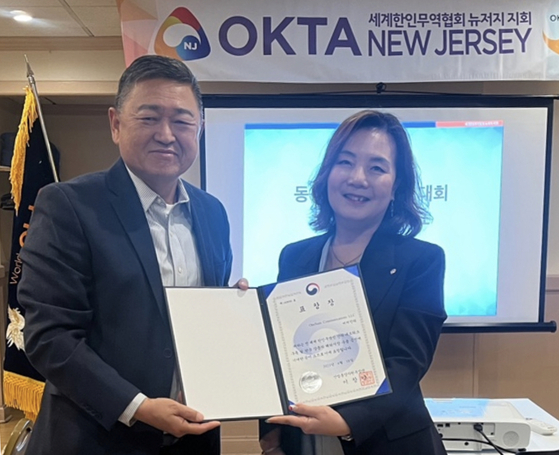 뉴저지 월드옥타의 비비안 리 수석부회장(오른쪽)은 일본 도쿄에서 열린 제24회 월드옥타 세계대표자대회에서 ‘산업통상부장관상과 월드옥타 수출대상’을 수상하는 영예를 안았다. [사진 뉴저지 월드옥타]