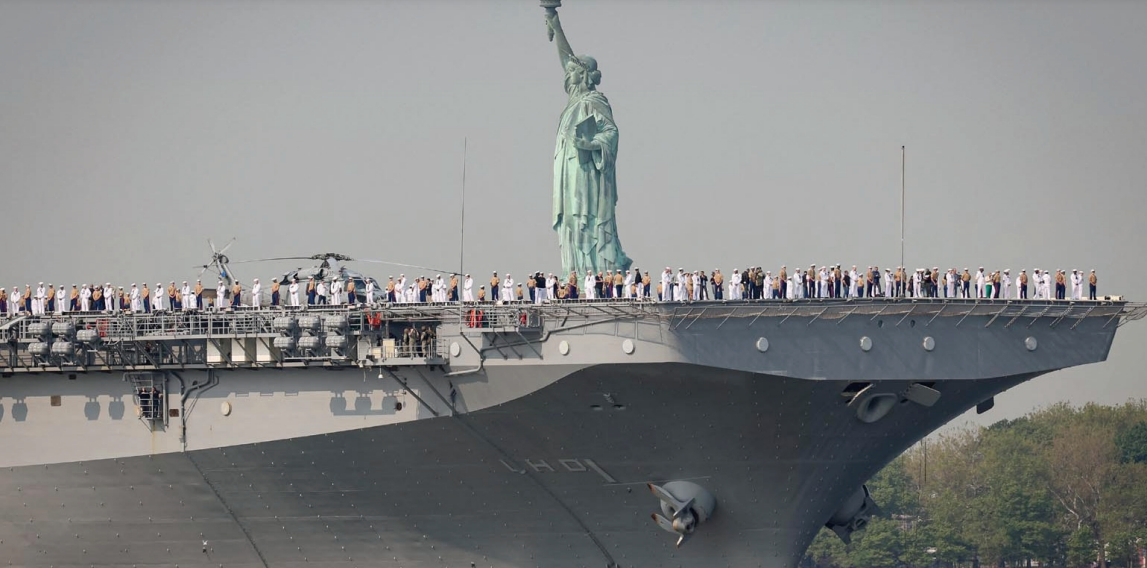 뉴욕 플리트위크가 24일 시작됐다. 이날 오전 선박 퍼레이드(Parade of Ships) 중 USS 와스프(Wasp)함이 뉴욕항에 정박하며 2023 뉴욕 플리트위크의 시작을 알렸다. 올해 뉴욕 플리트위크는 오는 30일까지 진행된다.  [로이터]