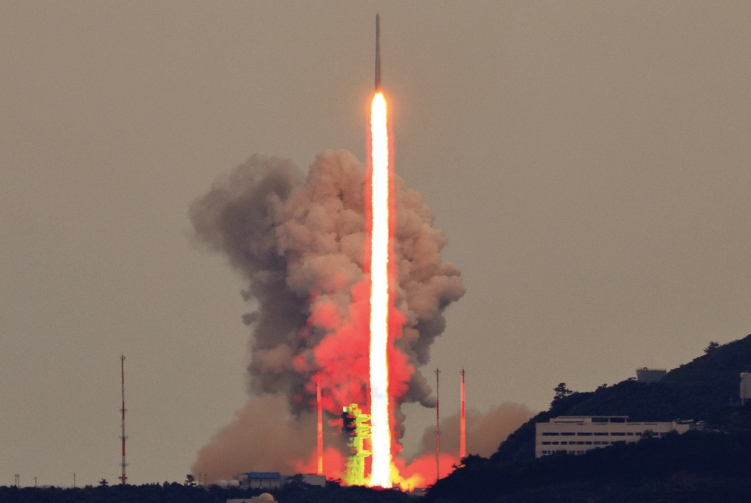 독자 기술로 개발된 한국형 발사체 누리호(KSLV-Ⅱ)가 실용위성 8기를 싣고 한국시간 25일 오후 전남 고흥군 나로우주센터에서 발사되고 있다. 성공적으로 위성 궤도 투입이 마무리되면 누리호는 ‘실용급 위성 발사체’로 우주경제 시대를 여는 마중물 역할을 하게 될 전망이다. 〉〉 관계기사 한국판  [연합뉴스]