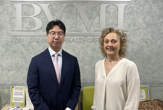 뉴저지한인회 이창헌 회장(왼쪽)은 지난 24일 '버겐 자원봉사 의료 이니셔티브(BVMI)'를 방문해 최고경영자(CEO) 아만다 미시와 간담회를 갖고, 소득이 낮고 보험이 없는 한인들을 돕기 위해 무료 의료서비스를 확대하는 방안에 대해 논의했다. [사진 뉴저지한인회]