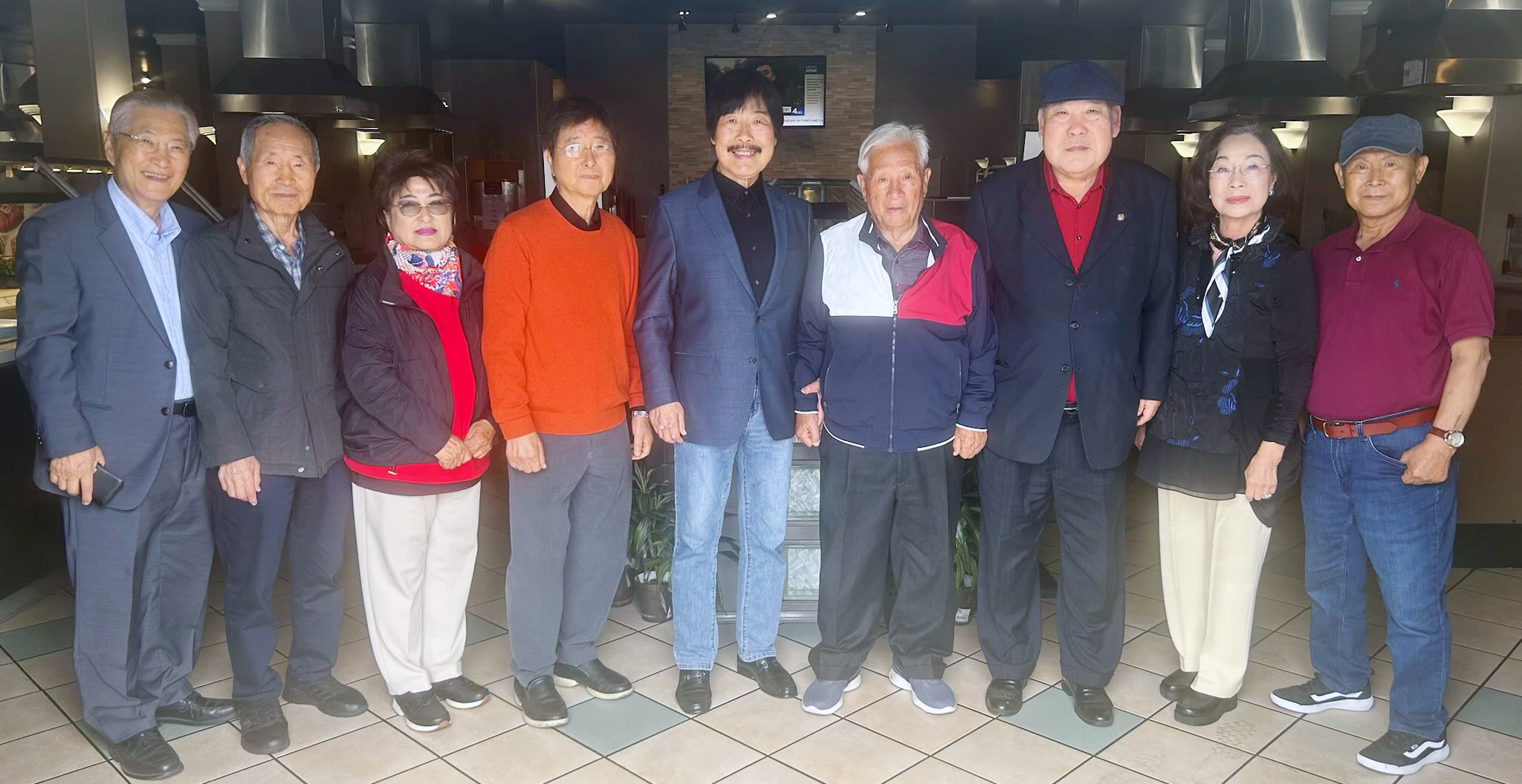 OC한인회 전직 회장, 이사장들의 모임인 OC한우회(회장 박만순)는 지난 25일 가든그로브의 뉴서울 바비큐 식당에서 정기 모임을 가졌다. 이날 모임엔 14명 회원 중 9명이 참석했다. 사진 왼쪽부터 한창훈, 김가등, 김경자, 안영대, 타이거 양, 박진방 회원, 박만순 회장, 이영희, 최정택 회원. [한우회 제공]