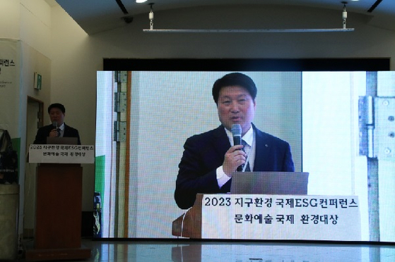 [(사)국제청년환경연합회 김석훈 총재가 환영사를 하고 있다]