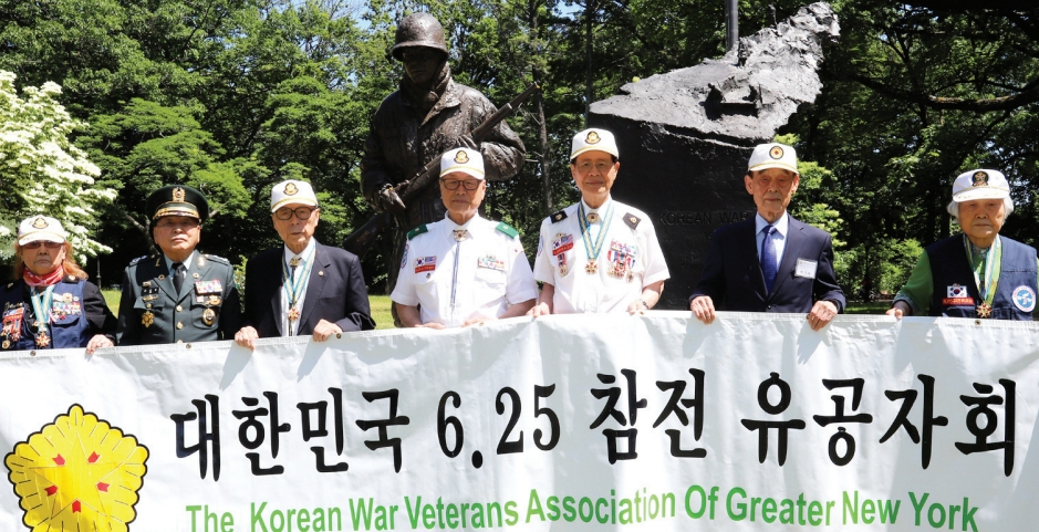  대한민국 6.25참전유공자회 뉴욕지회가 지난달 26일 플러싱 키세나파크 한국전 참전용사 기념비 앞에서 헌화한 뒤 기념 촬영을 했다. 대한민국 6.25참전유공자회 뉴욕지회는 지난달 29일 ‘리틀넥-더글라스턴 메모리얼데이 퍼레이드’에도 참가해 세계 평화를 염원했다.  [대한민국 6.25참전유공자회]