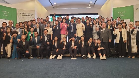 [(사)국제청년환경연합회 ‘2023 국제 ESG 지구환경 컨퍼런스, 국제 환경문화예술 대상’ 시상식 단체사진]