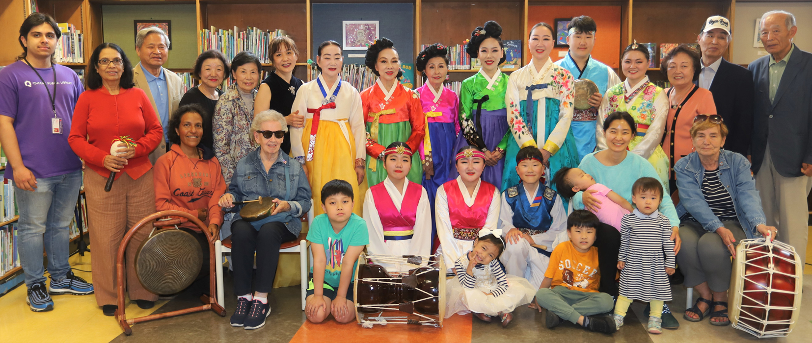 지난 3일 퀸즈공립도서관 멕골드릭에서는 박윤숙 뉴욕한국국악원 회장(둘째줄 오른쪽 10번째) 등 국악인들이 참가한 가운데 한국의 국악과 무용 공연이 펼쳐졌다. 참가한 국악인과 내빈들이 자리를 함께했다. [사진 뉴욕한국국악원] 