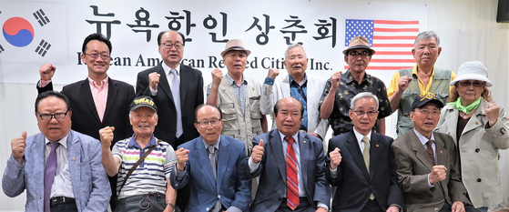 뉴욕한인상춘회(회장 홍명희)는 6일 뉴욕시 플러싱 산수갑산2 식당에서 월례회를 열고 건강과 친목, 모범적인 어른들의 모임이 되기로 결의했다. 이날 모임에는 홍 회장(앞줄 왼쪽 세 번째)을 비롯해 이영우/오세재 전 회장, 강춘영 전 이사장, 이민영 대한민국광복회 뉴욕지회 전 회장, 이광남 장교연합회 공동 회장 등이 참석했다. [뉴욕한인상춘회]